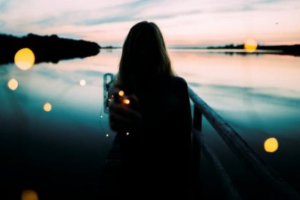 woman-silohette-boat-night